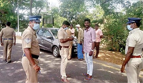 செங்கல்பட்டு மாவட்டத்தில், முகக்கவசம் அணியாதவர்களிடம் அபராதம் வசூலிக்கும் போலீஸார்.