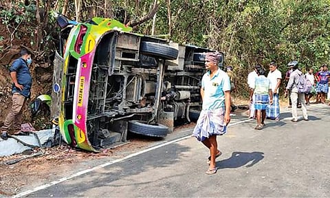 கொல்லிமலை 11-வது கொண்டை ஊசி வளைவில் செங்கல்பட்டு மாவட்டத்தில் இருந்து சுற்றுலா வந்த வேன் கவிழ்ந்து விபத்திற்குள்ளானது.