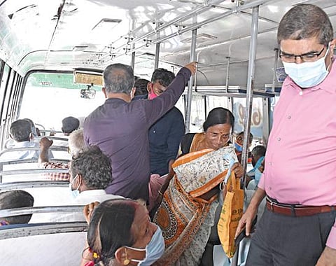 பேருந்துகளில் பயணிக்கும் மக்கள் முகக்கவசம் அணிந்து செல்கின்றனரா என நாமக்கல் மாவட்ட ஆட்சியர் கா.மெகராஜ் ஆய்வு மேற்கொண்டார்.