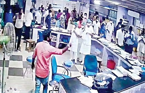 தஞ்சாவூர் மருத்துவக் கல்லூரி மருத்துவமனைக்கு சிகிச்சைக்கு வந்தவர்கள் போதையில் தகராறில் ஈடுபட்டபோது சிசிடிவி கேமராவில் பதிவான காட்சி.