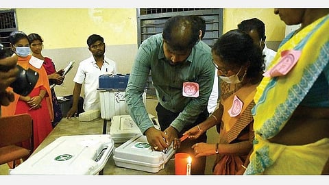 அவலம்: தேர்தல் பணியில் அலைக்கழிக்கப்படும் பெண்கள்