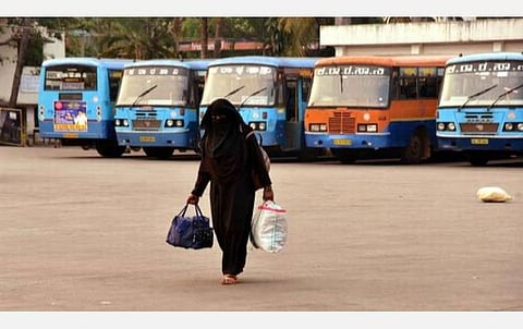 கர்நாடகாவில் போக்குவரத்து ஊழியர்கள் வேலைநிறுத்தத்தால் 4-வது நாளாக இயல்பு வாழ்க்கை பாதிப்பு: யுகாதி விடுமுறைக்கு ஊருக்கு செல்ல முடியாமல் மக்கள் பரிதவிப்பு