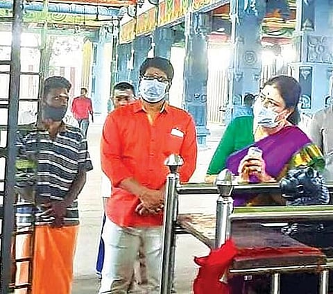 திருவேற்காடு தேவி கருமாரியம்மன் கோயிலில் நேற்று சுவாமி தரிசனம் செய்த சசிகலா.