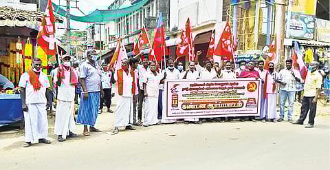 காட்டுமன்னார்கோவிலில் மார்க்சிஸ்ட் கம்யூனிஸ்ட் கட்சியினர் ஆர்ப்பாட்டத்தில் ஈடுபட்டனர்.