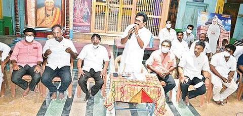 வேலூரில் நடைபெற்ற வணிகர் சங்க ஆலோசனை கூட்டத்தில் பேசும் மாவட்டத் தலைவர் ஞானவேலு.