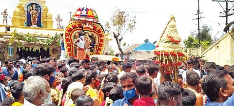 அரியலூர் குறிஞ்சான் குளத்தெருவில் உள்ள பெரியநாயகி அம்மன் கோயிலில் நேற்று நடைபெற்ற மயானக்கொள்ளை திருவிழாவையொட்டி அம்மன் மயானத்துக்கு செல்லும் காட்சி.