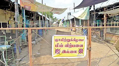 கரோனா வைரஸ் தடுப்பு நடவடிக்கையாக ஈரோடு மேட்டூர் சாலையில் உள்ள மீன் மார்க்கெட்டிற்கு நேற்று விடுமுறை அளிக்கப்பட்டது.