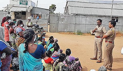 துலுக்கன்குளத்தில் டாஸ்மாக் கடை முன் தர்ணாவில் ஈடுபட்ட பெண்கள்.