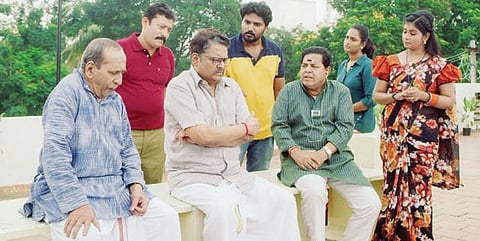 ‘மதில்’ திரைப்படத்தில் சக நடிகர்களுடன் கே.எஸ்.ரவிகுமார்