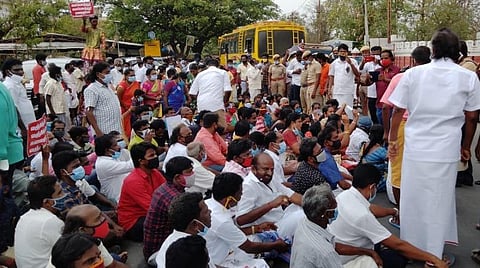புதுக்கோட்டை ஆட்சியர் அலுவலகம் அருகே சாலை மறியலில் ஈடுபட்ட கலைஞர்கள்.
