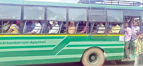 தென்காசியில் இருந்து திருநெல்வேலிக்குச் சென்ற பேருந்து பாவூர்சத்திரம் வந்தபோது, படிக்கட்டில் நின்று  பயணம் செய்த மக்கள்.