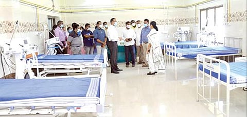 தென்காசி அரசு தலைமை மருத்துவமனையில் அமைக்கப்பட்டுள்ள கரோனா சிறப்பு சிகிச்சைப் பிரிவை ஆட்சியர் சமீரன், மாவட்ட கண்காணிப்பு அலுவலர் அனு ஜார்ஜ் ஆகியோர் பார்வையிட்டு ஆய்வு செய்தனர்.