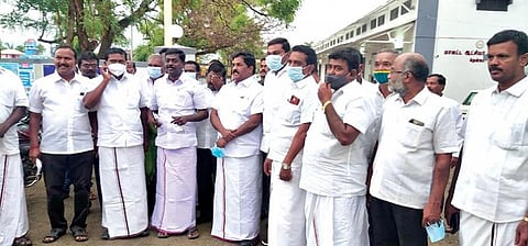 தென்காசி மாவட்ட ஆட்சியரிடம் புகார் மனு அளிக்க வந்த திமுக மற்றும் கூட்டணிக் கட்சி நிர்வாகிகள், வேட்பாளர்கள்.