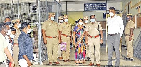 விருதுநகர் வித்யா பொறியியல் கல்லூரியில் அமைக்கப்பட்டுள்ள வாக்கு எண்ணும் மையத்தை ஆய்வு செய்த மாவட்ட தேர்தல் அலுவலரும், ஆட்சியருமான இரா.கண்ணன். அருகில், மாவட்ட காவல் கண்காணிப்பாளர் பெருமாள் உள்ளிட்டோர்.