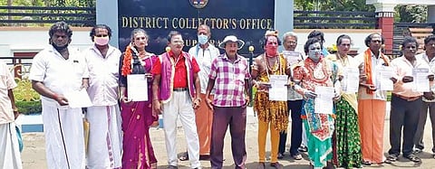 விழுப்புரம் ஆட்சியரிடம் மனு அளிக்க வந்த நாட்டுப்புற கலைஞர்கள்.