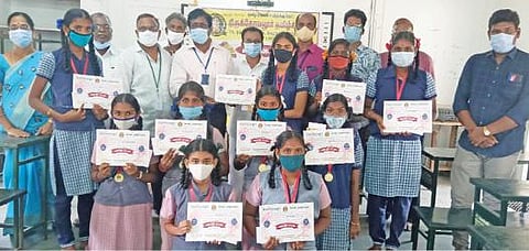 தமிழ் மொழி ஆளுமையில் சிறந்து விளங்கி, பாராட்டுப் பெற்ற மாணவிகள்.