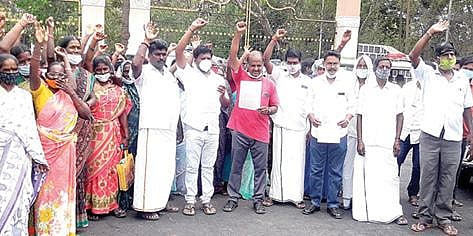 பெரியபாளையம் அருகேயுள்ள புன்னப்பாக்கம் ஏரியில் சவுடு மண் குவாரிக்கான அனுமதியை ரத்து செய்யக் கோரி, திருவள்ளூர் மாவட்ட ஆட்சியர் அலுவலகத்தை முற்றுகையிட்டுப் போராட்டத்தில் ஈடுபட்ட பொதுமக்கள்.