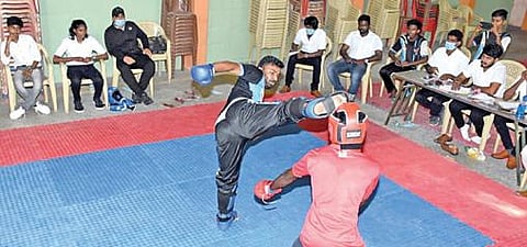 காஞ்சிபுரத்தில் நடைபெற்ற மாவட்ட அளவிலான கிக் பாக்ஸிங் போட்டி.