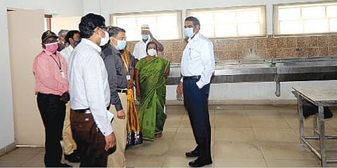 திருவள்ளூர் அருகே பட்டரைபெரும்புதூரில் உள்ள டாக்டர் அம்பேத்கர் அரசு சட்டக் கல்லூரி விடுதியில் அமைக்கப்பட்டு வரும் `கோவிட் கேர்' மையத்தை நேற்று ஆய்வு செய்த மாவட்ட ஆட்சியர் பொன்னையா.