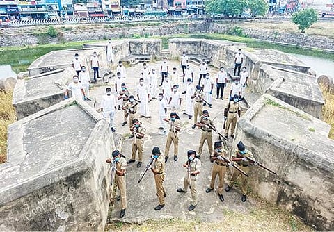 ஜாலியன் வாலாபாக் படுகொலை குறித்து வேலூர் கோட்டையில் என்சிசி மாணவர்கள் சார்பில் பொதுமக்களுக்கு செயல்முறை ஒத்திகை நிகழ்ச்சியை செய்து காண்பித்தனர்.