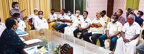 செய்யாறில் நடைபெற்ற கரோனா தடுப்பு நடவடிக்கை குறித்த ஆலோசனை கூட்டத்தில் பேசும் கோட்டாட்சியர் விஜயராஜ்.