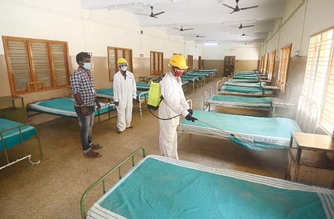 பாளையங்கோட்டை   அரசு   சித்த   மருத்துவக்   கல்லூரி மருத்துவமனையில், கரோனா நோய் சிகிச்சைக்காக  ஏற்படுத்தப்பட்டுள்ள படுக்கைகள்.  படம்: மு.லெட்சுமிஅருண்