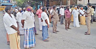 குமாரபாளையம் பேருந்து நிலையத்தில் ஆட்டோ, டெம்போ ஓட்டுநர்களிடம் காவல் துறையினர் கரோனா விழிப்புணர்வு பிரச்சாரத்தில் ஈடுபட்டனர்.