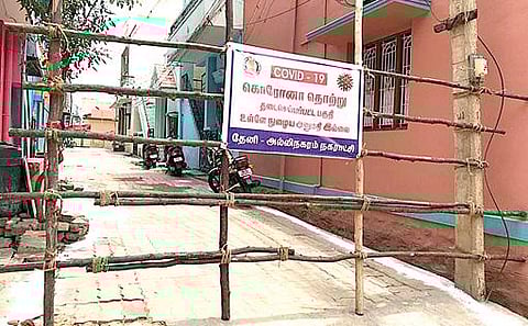 தேனி பாரஸ்ட் ரோடு முதல் தெருவில் ஒரே குடும்பத்தில் 4 பேருக்கு கரோனா உறுதி செய்யப்பட்டது. இதனைத் தொடர்ந்து அப்பகுதி தடை செய்யப்பட்ட பகுதியாக அறிவிக்கப்பட்டுள்ளது.