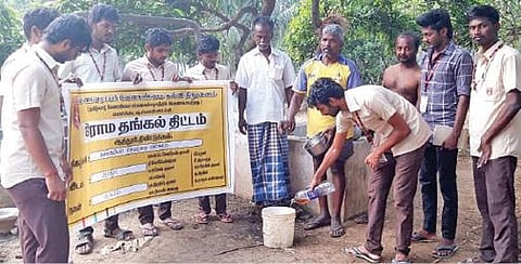ஆத்தூரில் பஞ்சகவ்யம் தயாரிக்கும் முறை குறித்து செயல் விளக்கம் அளித்த வேளாண் கல்லூரி மாணவர்கள்.
