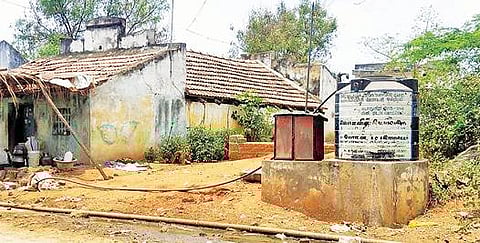 தண்டலை கிராமத்தில் கடந்த 6 ஆண்டுகளாக பழுதடைந்து கிடக்கும் குடிநீர்  தொட்டி.