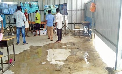 காஞ்சிபுரம் மாவட்ட வாக்கு எண்ணும் மையத்தில் வேட்பாளர் பிரதிநிதிகளின் கண்காணிப்பு அறையில் புகுந்த மழைநீர்.