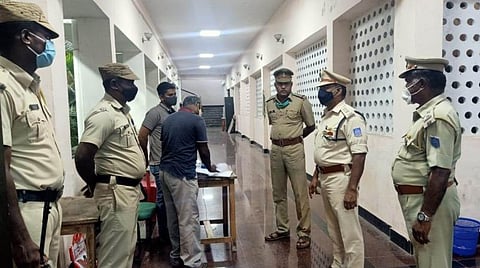 காரைக்காலில் வாக்குப் பதிவு இயந்திரங்கள் வைக்கப்பட்டுள்ள பாதுகாப்பு அறையைப் பார்வையிட்ட காரைக்கால் தெற்கு மண்டலக் காவல் கண்காணிப்பாளர் கே.எல்.வீரவல்லபன்.