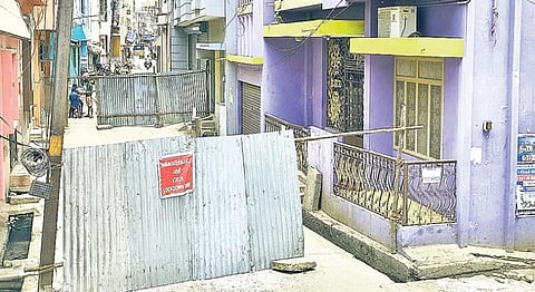 வேலூர் சர்கார் மண்டி தெருவில் 5-க்கும் மேற்பட்டவர்களுக்கு கரோனா தொற்று உறுதியானதை தொடர்ந்து, அப்பகுதியில் மாநகராட்சி சார்பில் தடுப்பு அமைத்து தனிமைபடுத்தப்பட்டுள்ளது. படம்: வி.எம்.மணிநாதன்.