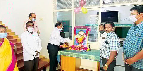 அம்பேத்கரின் 130-வது பிறந்த நாளையொட்டி, வேலூர் மாவட்ட ஆட்சியர் அலுவலக வளாகத்தில் உள்ள அம்பேத்கர் சிலைக்கு மாலை அணிவித்து மரியாதை செலுத்திய மாவட்ட ஆட்சியர் சண்முகசுந்தரம். அருகில், மாவட்ட வருவாய் அலுவலர் பார்த்தீபன், மாவட்ட ஆட்சியரின் நேர்முக உதவியாளர் விஜயராகவன் உள்ளிட்டோர். அடுத்த படங்கள் : வேலூர் மக்கான் சிக்னல் பகுதியில் உள்ள அம்பேத்கர் சிலைக்கு திமுக மத்திய மாவட்ட செயலாளர் ஏ.பி.நந்தகுமார் மாலை அணிவித்து மரியாதை செலுத்தினார். அதிமுக சார்பில் மாவட்ட பொருளாளர் எம்.மூர்த்தி மற்றும் நிர்வாகிகள் மாலை அணிவித்து மரியாதை செலுத்தினர். பாஜக மாவட்ட தலைவர் தசரதன் மற்றும் நிர்வாகிகள் மாலை அணிவித்து மரியாதை செலுத்தினர்.  கடைசிப்படம்: வேலூர் திருவள்ளுவர் சேவா சங்கம் சார்பில் ஓல்டு டவுனில் உள்ள அம்பேத்கர் சிலைக்கு சங்க நிர்வாகிகள் மாலை அணிவித்து மரியாதை செலுத்தினர்.