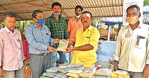 தூத்துக்குடி உழவர் சந்தையில் ஓட்டப்பிடாரம் வட்டார விவசாய விளைபொருள் உற்பத்தியாளர் கூட்டமைப்பு சார்பில் சிறுதானியங்கள் மற்றும் பயறு வகைகள் நேரடி விற்பனையை வேளாண்மை துணை இயக்குநர் சொ.பழனிவேலாயுதம் தொடங்கி வைத்தார். 		                       படம்: என்.ராஜேஷ்