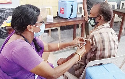 விருதுநகர் கே.வி.எஸ். நடுநிலைப் பள்ளியில்  நடைபெற்ற கரோனா சிறப்பு தடுப்பூசி முகாம்.