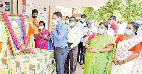 சிவகங்கை மாவட்ட ஆட்சியர் அலுவலகத்தில் அம்பேத்கர் பிறந்தநாளையொட்டி, அவரது உருவப் படத்துக்கு மரியாதை செலுத்திய ஆட்சியர் பி.மதுசூதன் ரெட்டி.