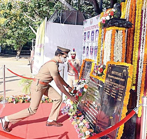 தாம்பரத்தில் உள்ள தீயணைப்பு மற்றும் மீட்பு பணிகளின் மாநில பயிற்சி மையத்தில் நீத்தார் நினைவு தினம் அனுசரிக்கப்பட்டது. இதில் தீயணைப்புத் துறை இயக்குநர் சி.சைலேந்திர பாபு உள்ளிட்ட அதிகாரிகள் பங்கேற்று, மலர் வளையம் வைத்து, அஞ்சலி செலுத்தினர்.
