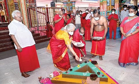 தமிழ்ப் புத்தாண்டை முன்னிட்டு, மேல்மருவத்தூர் சித்தர் பீடத்தில் உலக நன்மைக்காக நடைபெற்ற சிறப்பு பூஜைகளைத் தொடங்கிவைத்த பங்காரு அடிகளார்.