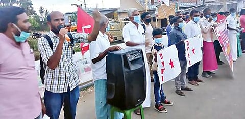 சிறுமி பாலியல் வன்கொடுமையை கண்டித்து, குமாரபாளையம் கல்லாங்காட்டுவலசில் ஆர்ப்பாட்டத்தில் ஈடுபட்ட இந்திய ஜனநாயக வாலிபர் சங்கத்தினர்.