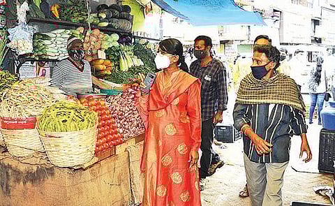 உதகை உழவர் சந்தையில் மாவட்ட ஆட்சியர் ஆய்வு :