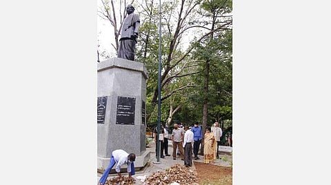 பாரதிதாசன் சிலையை நேரில் ஆய்வு செய்த தமிழிசை.