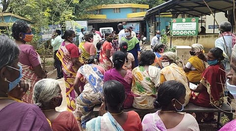 திருப்பத்தூர் அடுத்த பேராம்பட்டு அரசு ஆரம்ப சுகாதார நிலையத்தில் கரோனா தடுப்பூசி குறித்து விழிப்புணர்வு ஏற்படுத்தும் சுகாதாரத்துறையினர். ஆம்பூர் ரயில் நிலையத்தில் ஒலி பெருக்கி மூலம் தடுப்பூசி குறித்து விழிப்புணர்வு ஏற்படுத்தும் நகராட்சி அதிகாரி