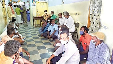 தி.மலை வேங்கிக்காலில் உள்ள தமிழ்நாடு நுகர்பொருள் வாணிப கழக மண்டல மேலாளர் அலுவலகத்தை முற்றுகையிட்டு காத்திருப்பு போராட்டத்தில் ஈடுபட்ட விவசாயிகள்.