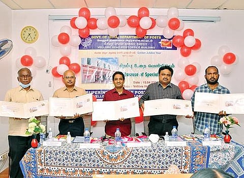 வேலூர் தலைமை அஞ்சலகத்தின் பொன் விழா ஆண்டு சிறப்பு தபால் உறையை வெளியிட்ட கோட்ட கண்காணிப்பாளர் கோமல் குமார்.