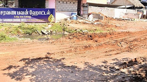 திருநெல்வேலி வி.எம். சத்திரத்திலிருந்து கே.டி.சி. நகர் செல்லும் சாலையில் உள்ள ஓடை உடைக்கப்பட்டு சரியாக மூடப்படாததால் சமீபத்தில் பெய்த சிறு மழைக்கு அப்பகுதி சகதிக்காடானது. (வலது) கோவில்பட்டியில் மந்தித்தோப்பு சாலையில் மறியலில் ஈடுபட்ட மக்கள். படம்: மு.லெட்சுமி அருண்