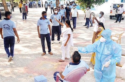 திருநெல்வேலி அரசு பொறியியல் கல்லூரியில் வாக்கு எண்ணிக்கை மையத்தை பாதுகாக்கும் சி.ஆர்.பி.எப். வீரர்களுக்கு கரோனா பரிசோதனை நேற்று நடைபெற்றது. (வலது) நாகர்கோவில் வடிவீஸ்வரத்தில் உள்ள வங்கி மேலாளருக்கு கரோனா தொற்று ஏற்பட்டதை தொடர்ந்து ஊழியர்கள் அனைவரும் வெளியேற்றப்பட்டு வங்கி முழுவதும் கிருமி நாசினி தெளிக்கப்பட்டது. படம்: மு.லெட்சுமி அருண்.