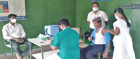 தாரமங்கலம் அரசு போக்குவரத்துக் கழக பணிமனையில் கரோனா தடுப்பூசி முகாம் நடந்தது. இதில், போக்குவரத்து ஊழியர் தடுப்பூசி போட்டுக் கொண்டார்.