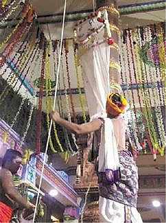 திண்டுக்கல் அபிராமியம்மன் கோயிலில் நடந்த கொடியேற்றம்.