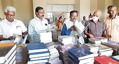 தஞ்சாவூர் தமிழ்ப் பல்கலைக் கழகத்தில் புத்தக சிறப்பு விற்பனையை நேற்று தொடங்கி வைத்து பார்வையிட்ட துணைவேந்தர் கோ.பாலசுப்பிரமணியன். உடன், பதிப்பக துறை முன்னாள் இயக்குநர் ராமநாதன் உள்ளிட்டோர்.